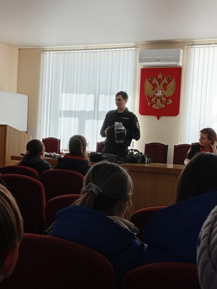 Обучающиеся 8г класса посетили ОМВД России по Тарскому району.
