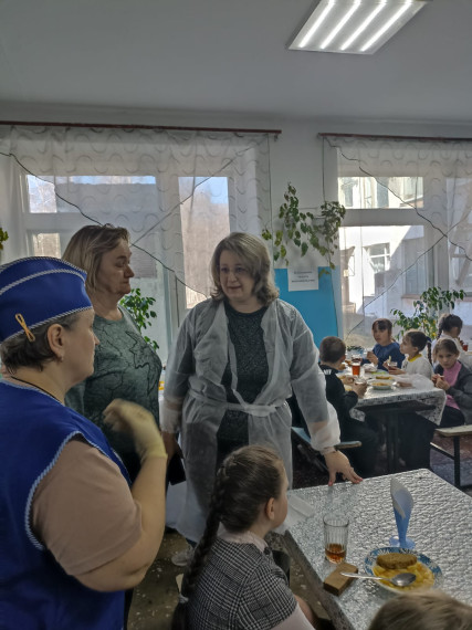 В школьной столовой  прошёл  родительский контроль  за организацией питания школьников.