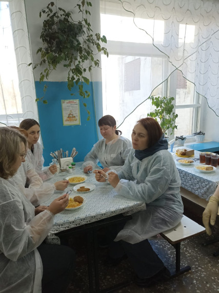 В школьной столовой  прошёл  родительский контроль  за организацией питания школьников.