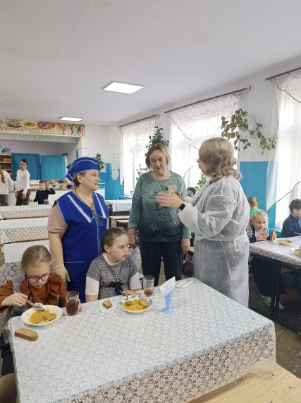 В школьной столовой  прошёл  родительский контроль  за организацией питания школьников.